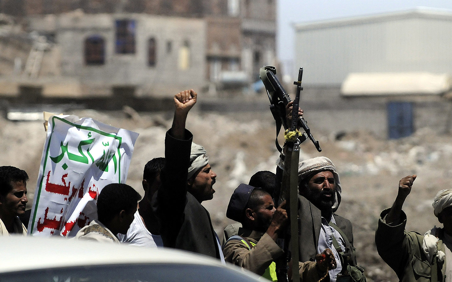 الحوثيون ينهبون 300 مليون ريال من صندوق النشء والشباب لصالح 