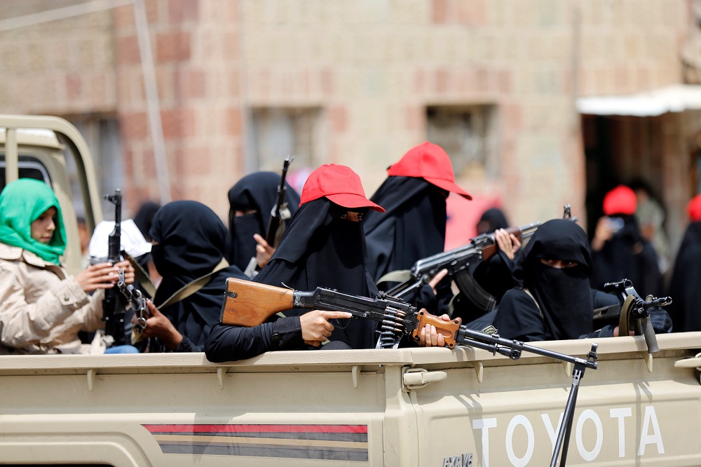 «الزينبيات» يقمن عرضاً عسكريا في العاصمة صنعاء - ارشيف