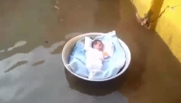  بالفيديو .. على خطى قصة نبي الله موسى أم يمنية تنقذ طفلها من الغرق في الاعصار