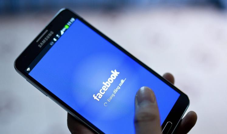 مليار شخص يستخدمون فيسبوك عبر الهواتف الذكية