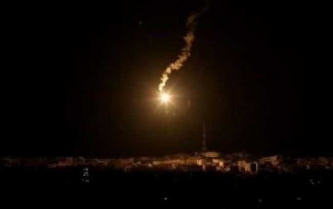 طيران التحالف يلقي قنابل ضوئية على عدن