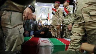 لن تصدق.. شاهد كيف نُقل جثمان قاسم سليماني إلى إيران