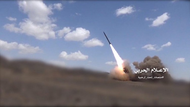 الحوثيون يتبنون استهداف معسكر الصدرين في الضالع بصاروخ باليستي