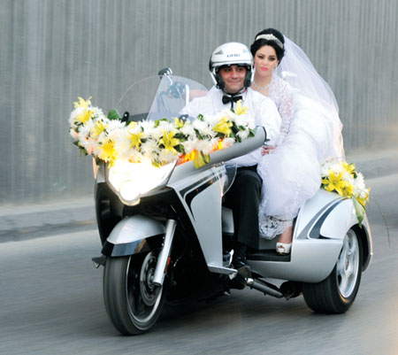 مقتدياً بالدراج الأول الملك عبدالله الثاني.. رجل أعمال أردني يتزوج على دراجة نارية