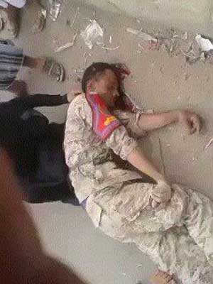 مذيع يمني ينسحب من برنامج يذاع على الهواء بعد استعراضه اغتيال جندي أمام أطفاله