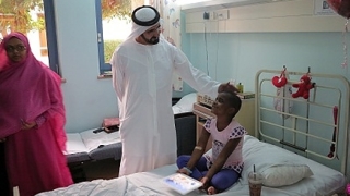 حاكم دبي الشيخ محمد بن راشد يتبنى طفلة عذّبها والدها وقتل شقيقتها