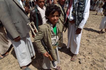 الجيش الوطني يفرج عن 70 طفل حوثي اعتقلوا في جبهات القتال بالجنوب