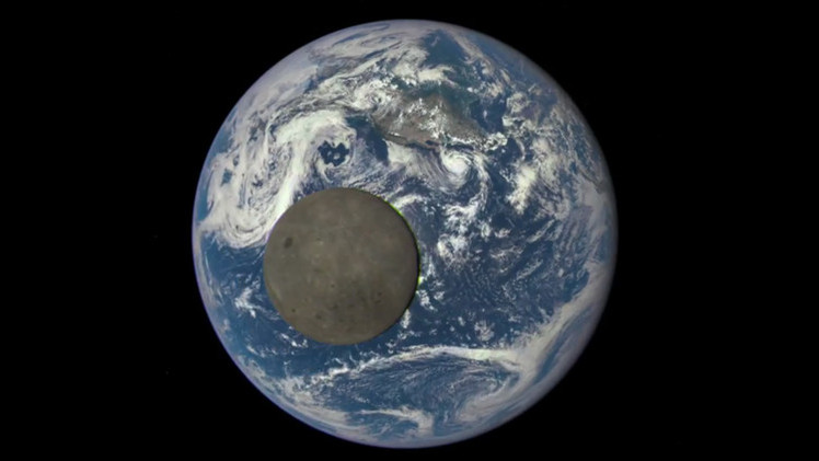 ناسا تكشف عن فيديو مدهش للقمر وهو يعبر فوق الأرض