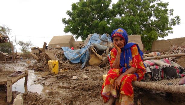 مياه الأمطار تحاصر الأسواق اليمنية وتوقف الباعة المتجولين