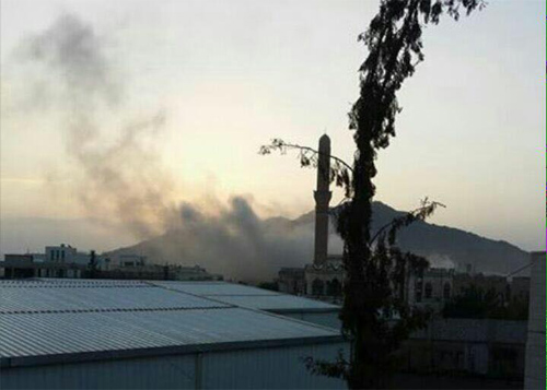 اعمده الدخان تتصاعد من منزل الشيخ حميد الاحمر بعد غارة جوية لقوا