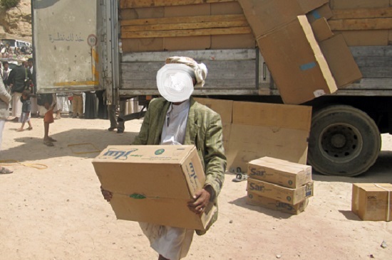 الحوثيون يوزعون المساعدات الإغاثية على أتباعهم في عمران ويحرمون آلاف الأسر المحتاجة