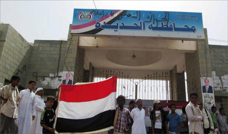 مسلحو الحوثي يقتحمون مبنى محافظة الحديدة مجبرين المحافظ على الاستجابة لمطالبهم 