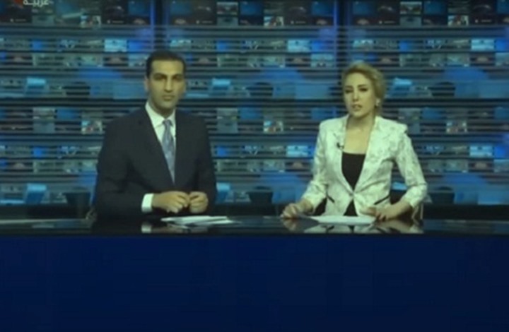 مذيعة عربية تفاجئ زميلها باستقالتها على الهواء (فيديو)