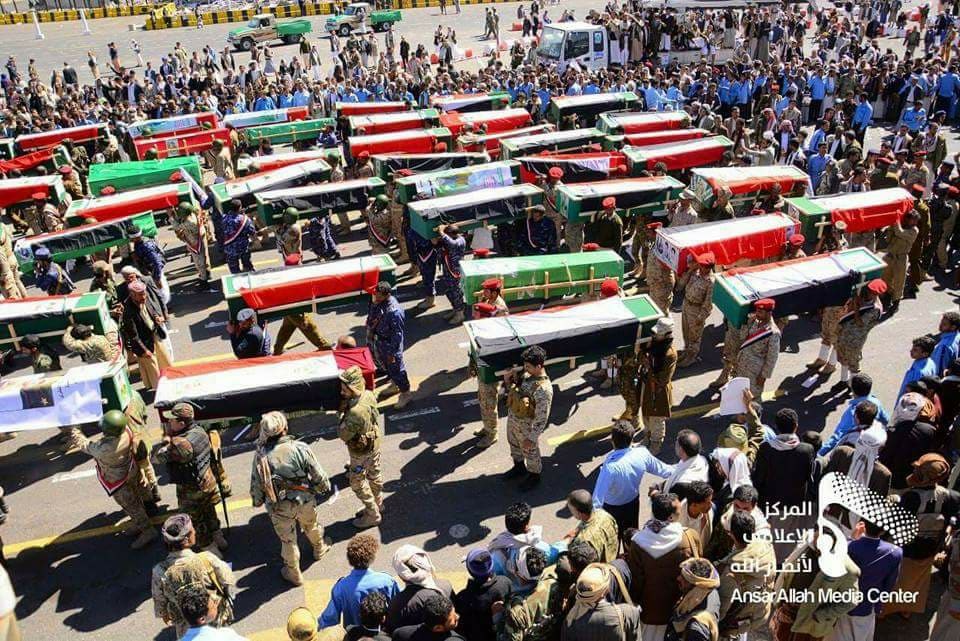 بالصور.. الحوثيون يشيعون العشرات من القتلى الذين سقطو برصاص قوات صالح في ميدان السبعين بصنعاء