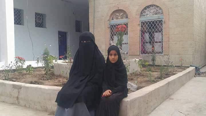 الإفراج عن سجينة وابنتها في إب بعد تسع سنوات من الاحتجاز على قضية قتل دفاعاً عن شرفها