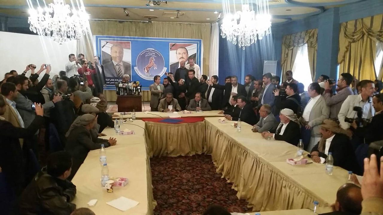 فروع المؤتمر بالمحافظات ترفض تعيين الحوثيين قيادة للحزب في صنعاء وتؤكد شرعية هادي