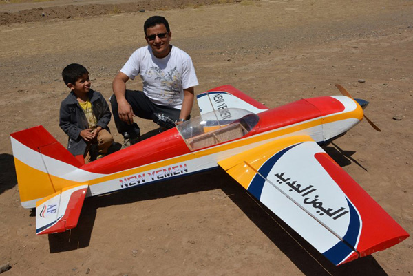 مهندس يمني يُطلق طائرة صغيرة خاصة بالحركات البهلوانية بتصميم وصناعة يمنية