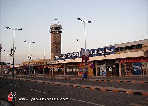 احتلال مطار صنعاء وسط وتهديد بتفجير الطائرات ومجاميع تنهب مخازنه