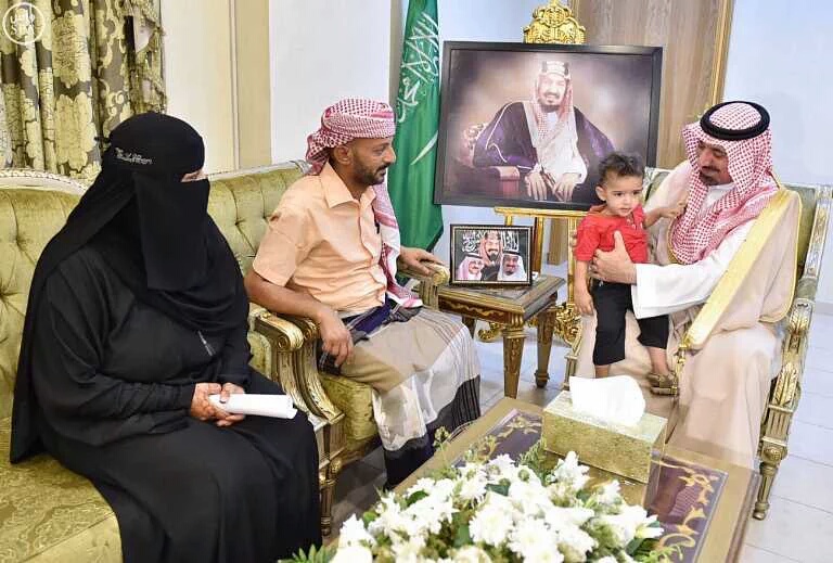 أمير نجران يوجه بتسهيل مغادرة أسرة طفل يمني أجريت له عملية جراحية لفصل توأم سيامي