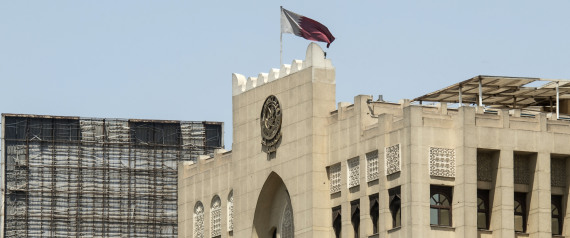 سفير قطر لدى مصر يغادر القاهرة.. إلى أين اتجه بعد وقف رحلات الطيران إلى الدوحة؟