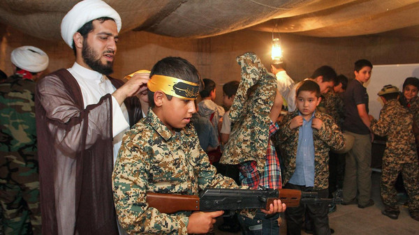 بالصور.. إيران تدرب الأطفال على القتال أسوة بـ