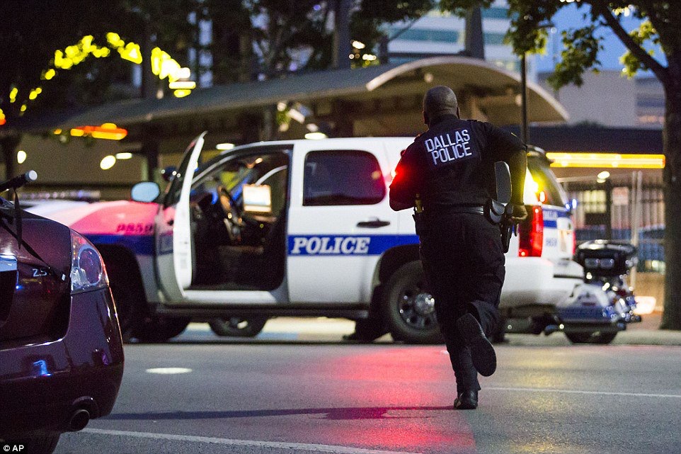 مقتل 5 من الشرطة الأمريكية برصاص قناص في تكساس و(فيديو) يظهر لحظة قنص شرطيين