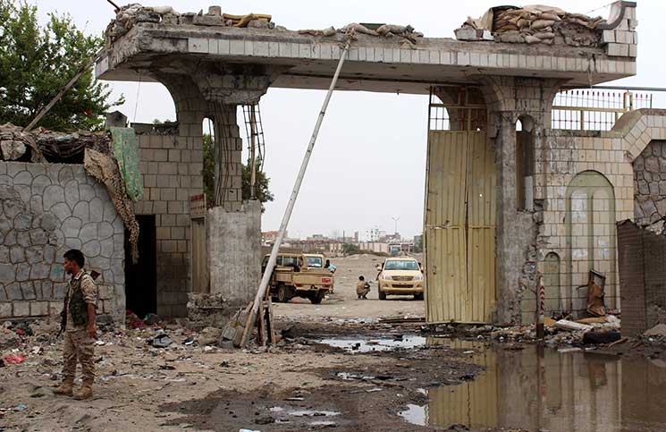 الانفجارات والتدهور الاقتصادي ترسم ملامح عيد الفطر في اليمن