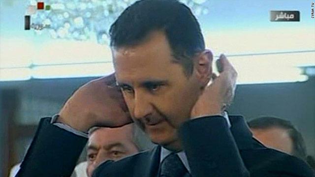 حافظ الأسد يظهر بصلاة العيد بعد أنباء عن استهدافه موكبه بصواريخ