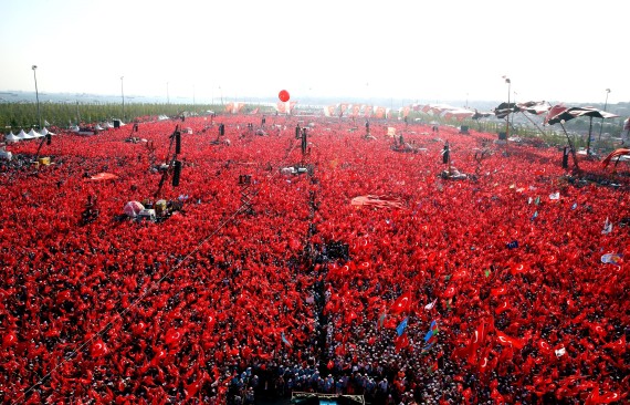 شاهد.. أردوغان مع زعماء المعارضة وملايين الأتراك يتظاهرون بمكان واحد