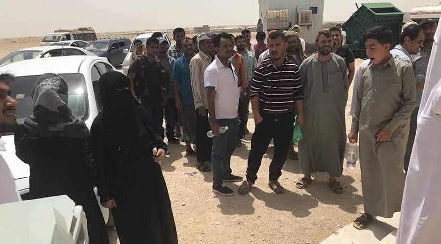 عشرات اليمنيين عالقون في منفذ شحن مع عمان منذ أكثر من 3 أسابيع