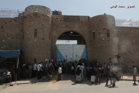 إصابة 11 سجيناً في اشتباكات بالخناجر والعصي داخل السجن المركزي بصنعاء 