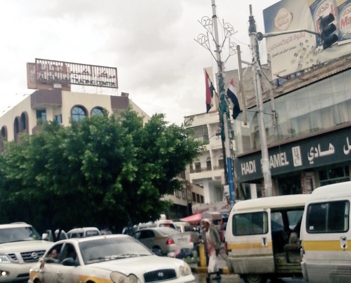 الحوثيون ينهبون جميع محلات الذهب والمحلات الآخرى في مركز الكميم بصنعاء
