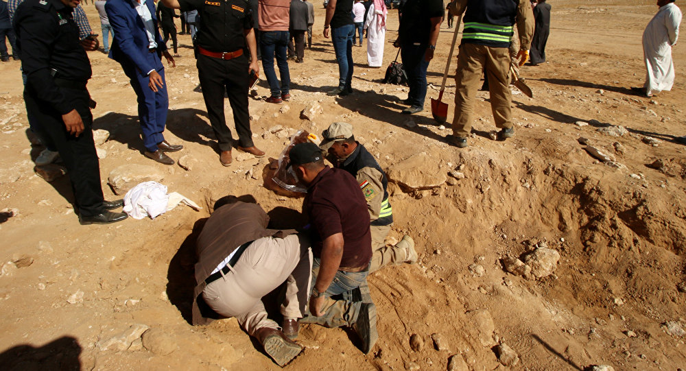 شاهد بالصور ..العثور على مقبرة جماعية أثناء أعمال حفريات جنوبي العراق 