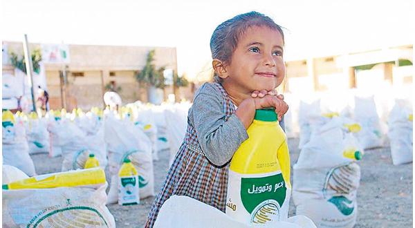 مركز الملك سلمان للإغاثة يوزع 100 ألف سلة غذائية للمتضررين