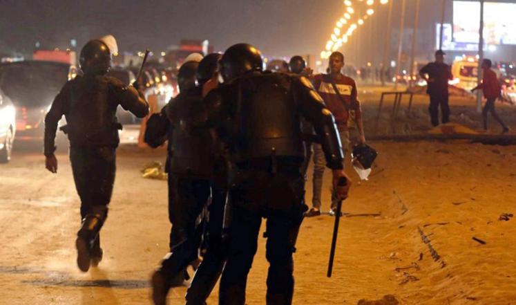 أربعون قتيلا بمواجهات الأمن مع جماهير الزمالك بالقاهرة (صور)