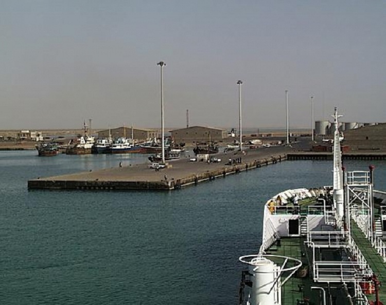 الحكومة الشرعية توقف ميناء الحديدة وتستعد لفتح ميناء المخا لاستق