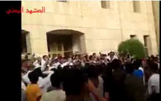 مظاهرة ليمنبين أمام السفاره اليمنية بالرياض وتشابك بالأيادي ورفع شعار \