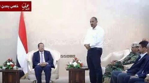 عيدروس الزبيدي اثناء توليه منصب محافظ عدن في حضرة رئيس الوزراء 