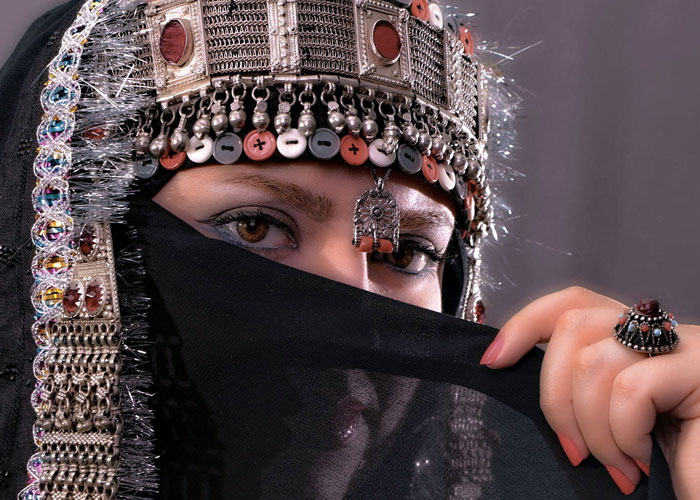 يمنيات ينتصرن للحياة بإحياء اللباس التراثي