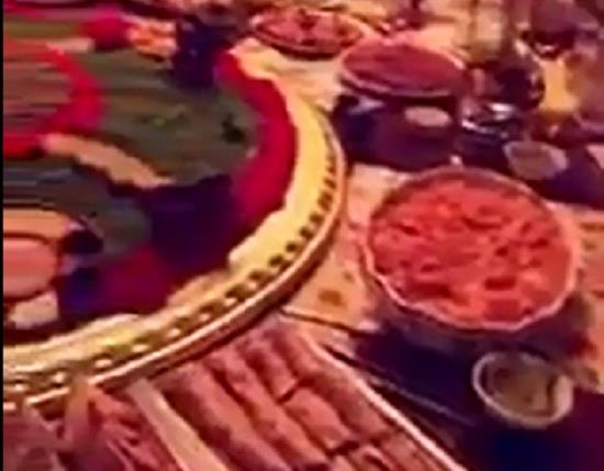 بالفيديو.. عائلة خليجية تثير الجدل بسفرة رمضانية باذخة على طاولة متحركة