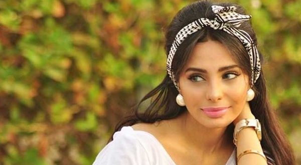 بالصور.. الفنانة اليمنية سارة اليافعي تستعرض جمالها بملابس العيد