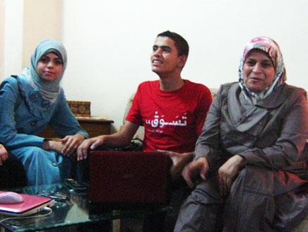 محمد يتوسط أمه وأخته