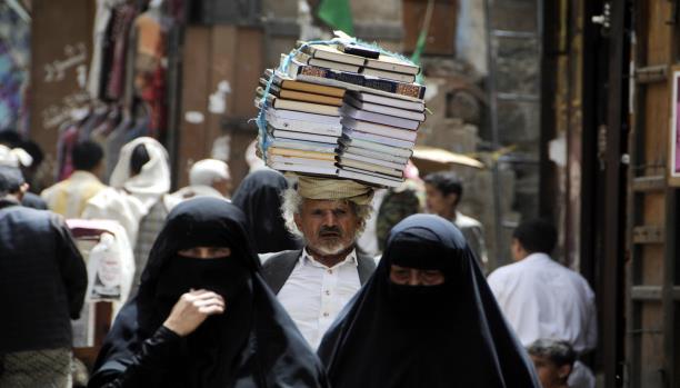 الكتب المدرسية.. تباع في سوق اليمن السوداء