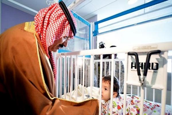 شاهد بالصورة.. الأمير متعب بن عبدالعزيز يزور الطفل الرضيع 