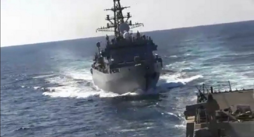 البنتاغون: سفينة حربية روسية تحتك بمدمرة أمريكية في بحر العرب 