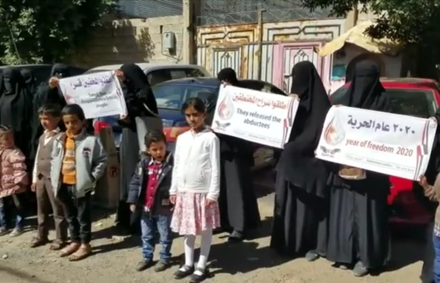 فيديو مؤثر.. أمهات وأطفال المختطفين في صنعاء يطالبون بإطلاق ذويهم