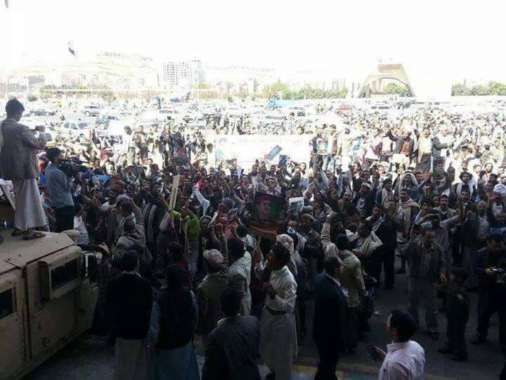 مظاهرة حاشدة في ميدان السبعين تأييدا للسفير أحمد علي ولمطالبته بالتدخل لإنقاذ اليمن (صور)