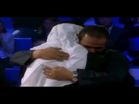خلاف كبير بين مواطن سعودي ومغترب يمني ينتهي بالأحضان والبكاء (فيديو)