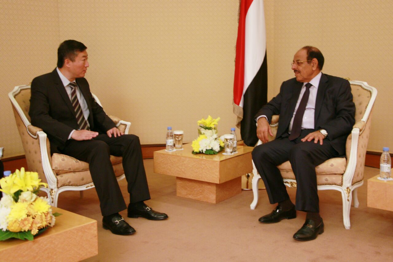 نائب رئيس الجمهورية يواصل نشاطه السياسي ويلتقي بسفير الصين لدى اليمن