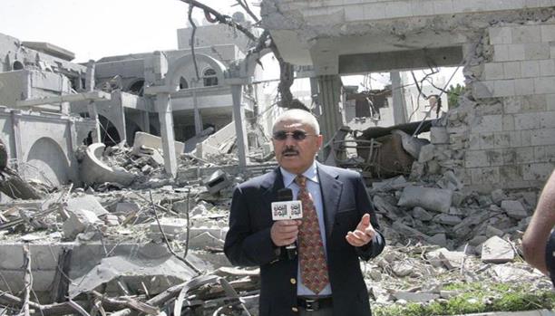 علي عبدالله صالح أمام الدمار الذي حل بمنزله أمس في منطقة حدة وسط
